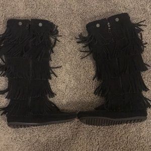 Minnetonka black fringe boots woman size 5.